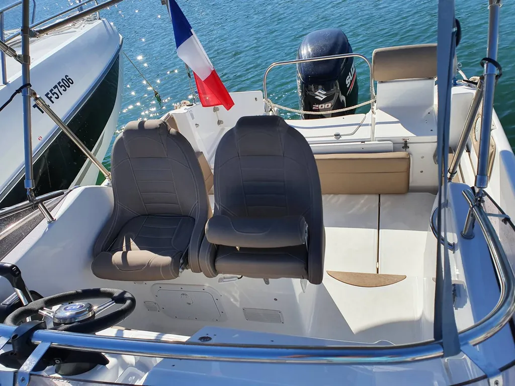 Prix d'un bateau à moteur avec cabine B2 Marine Bandol