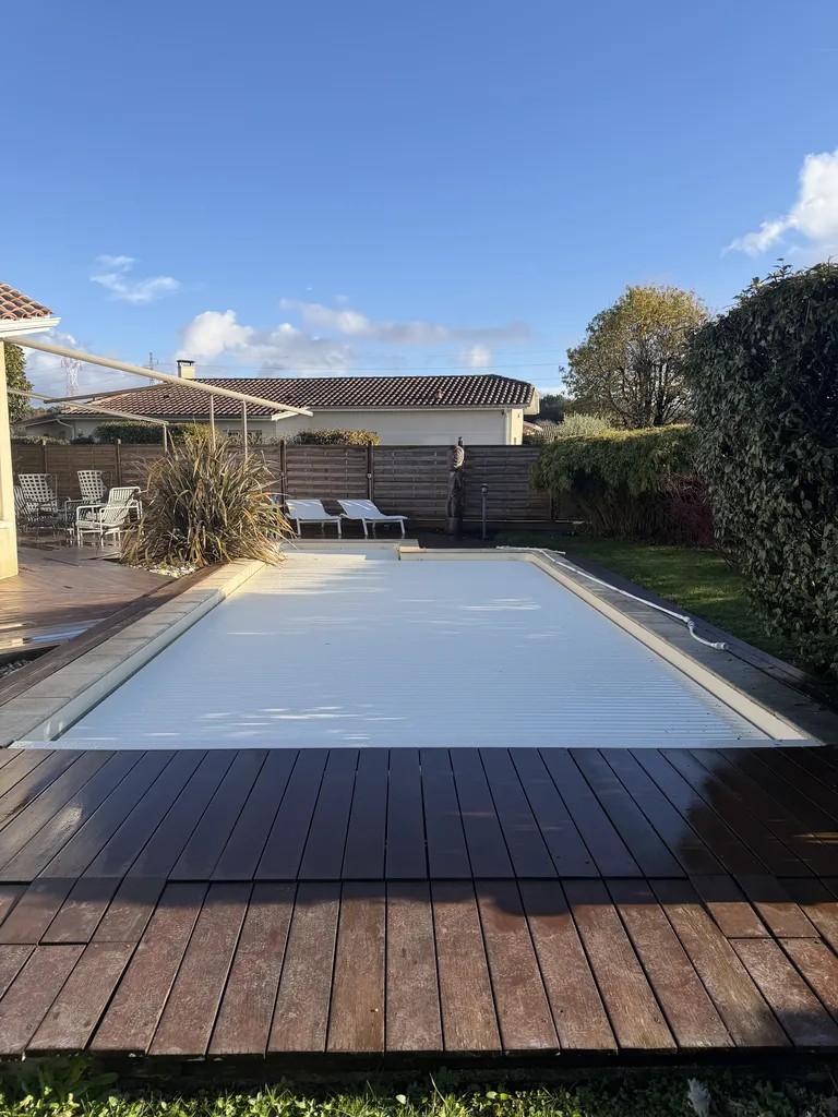 Comment sécuriser une piscine à Bordeaux ? installation de volet roulant automatique ou bâche à barres vers Gradignan