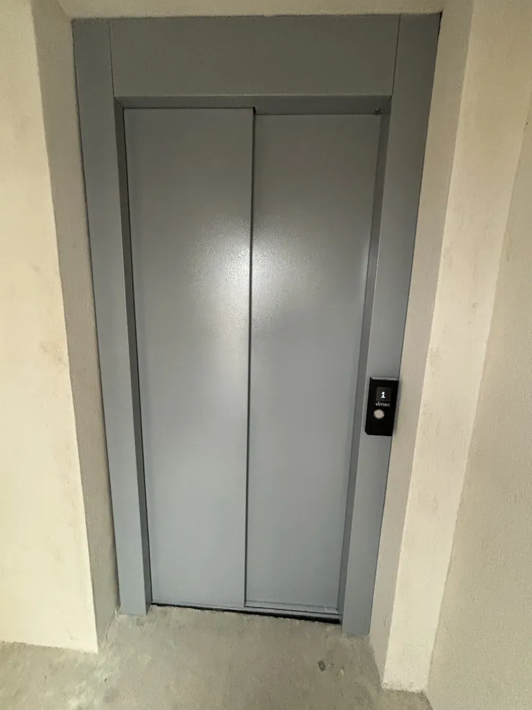 Portes télescopiques 900x2100 mm pour cet élévateur VIMEC ARIA à st Maximin la Sainte Baume