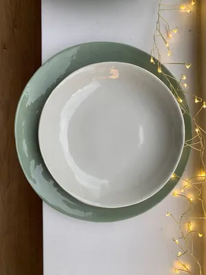 Assiette plate en porcelaine de Limoges mat-extérieur et brillant intérieur – décoration haut de gamme Marseille et alentours