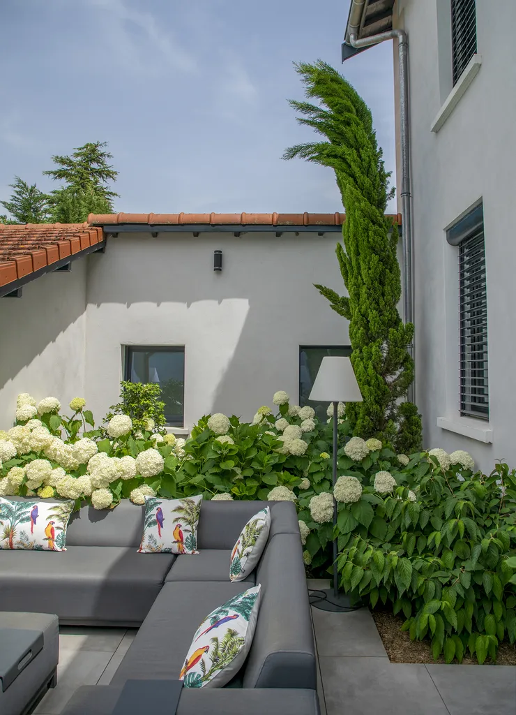 Rénovation de piscine, installation de pergola et sauna extérieur avec potager paysager à Toussieu (69780)