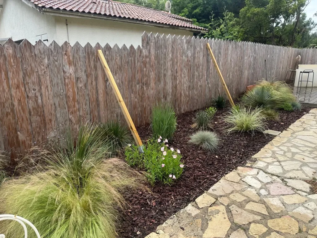 Création de massif paysager avec paillage et plantes variées à Mimizan