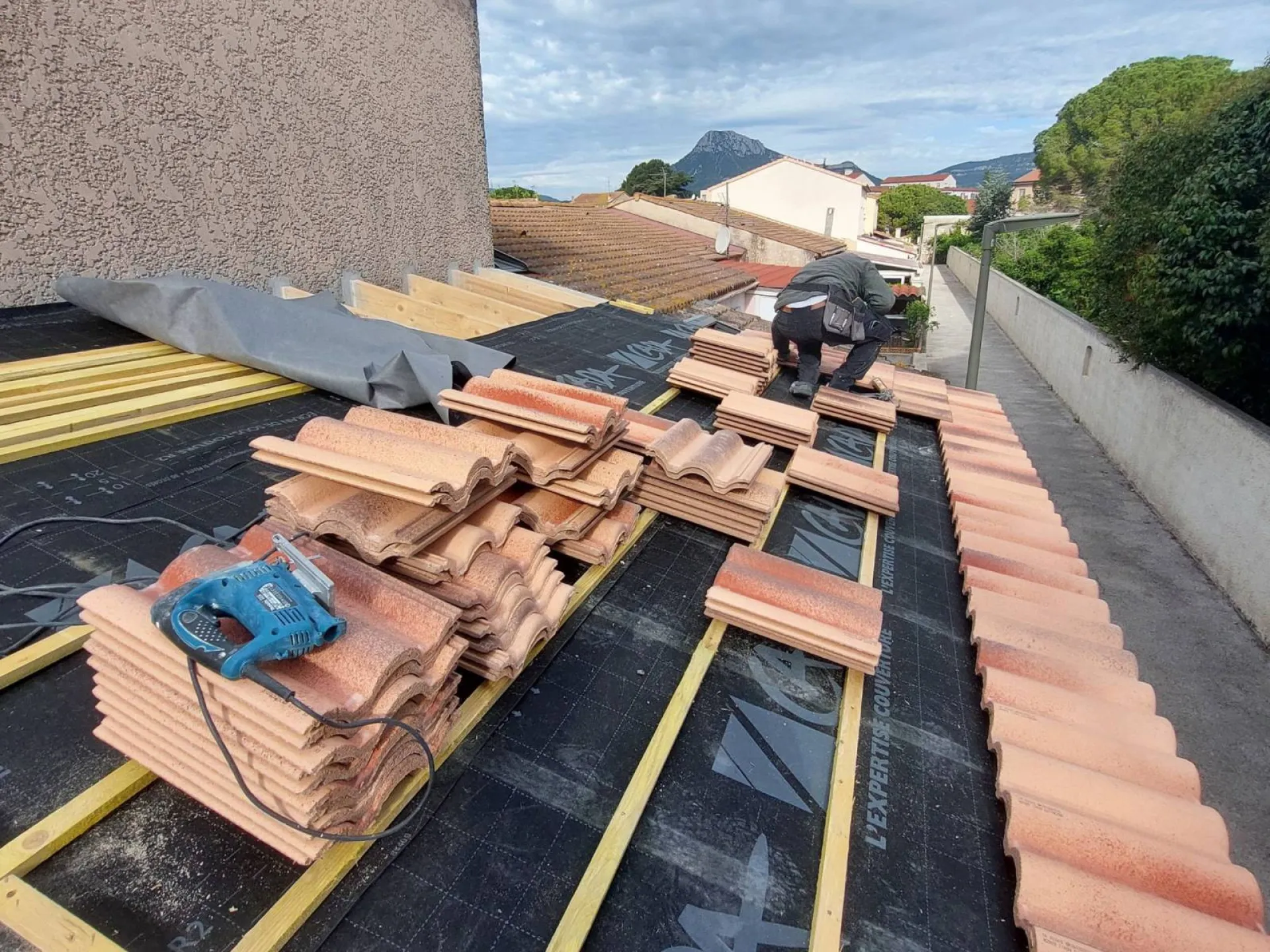 Rénovation d'une toiture pour renforcer son étanchéité à Toulon dans le Var