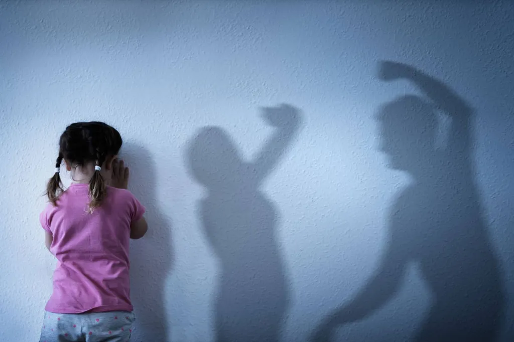 Violences intrafamiliales : publication de la loi visant à mieux protéger les enfants victimes ou covictimes