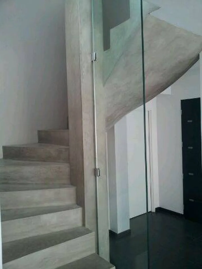 Pose et installation d'un garde-corps en verre pour une maison à Écully, près de Lyon