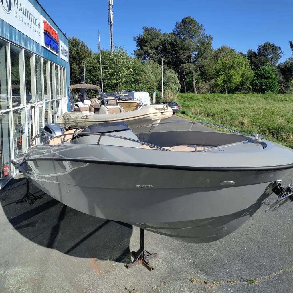 Bateau à moteur CLEAR MARINE AQUARIUS sur Cap Ferret