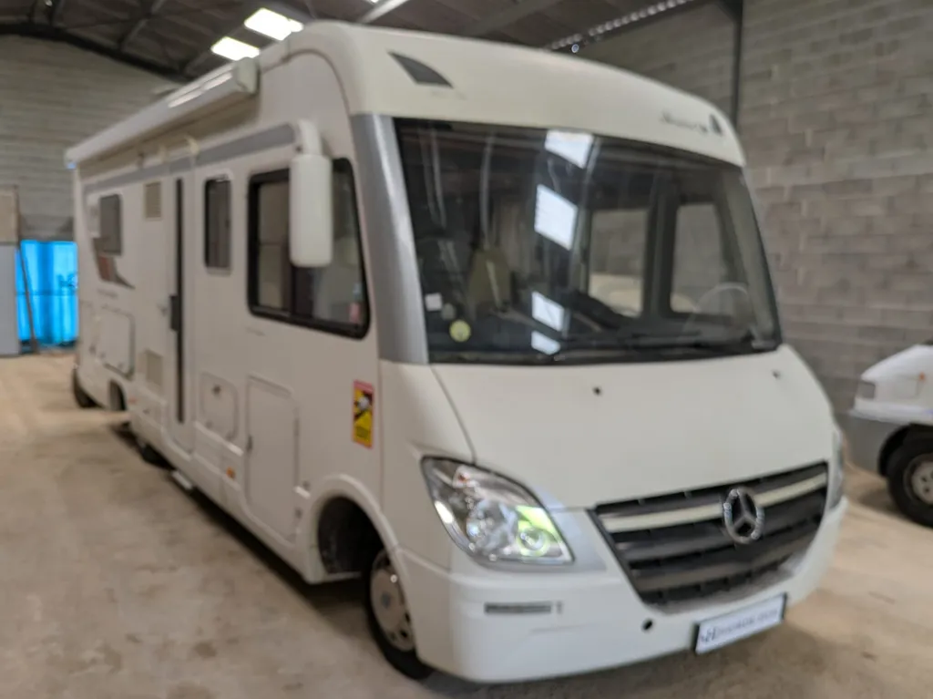 Vue de profil extérieur Camping-car intégral Le Voyageur RX8 Platinum occasion – Mercedes Sprinter 519 CDI V6 190ch – disponible en Dordogne (24) – vendu par particulier près de Périgueux