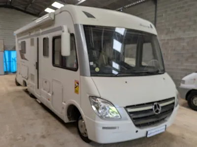 Vue de profil extérieur Camping-car intégral Le Voyageur RX8 Platinum occasion – Mercedes Sprinter 519 CDI V6 190ch – disponible en Dordogne (24) – vendu par particulier près de Périgueux