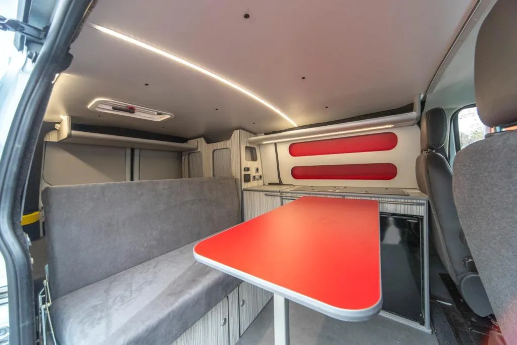 Aménagement sur-mesure d'un Ford Transit Custom à Marseille : van pensé pour l'apéro pieds dans le sable dans les Bouches-du-Rhône