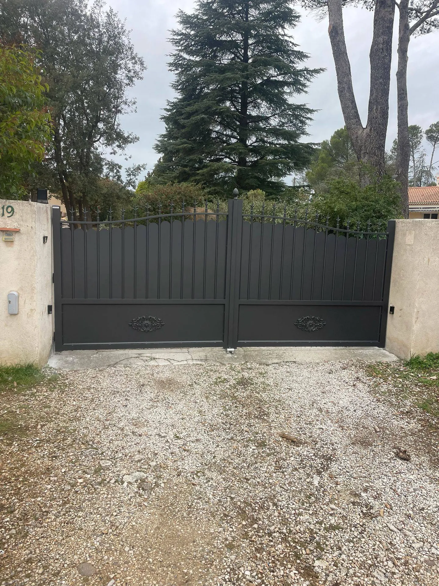 Installation d'un portail battant en aluminium de la gamme Trady de chez Kostum