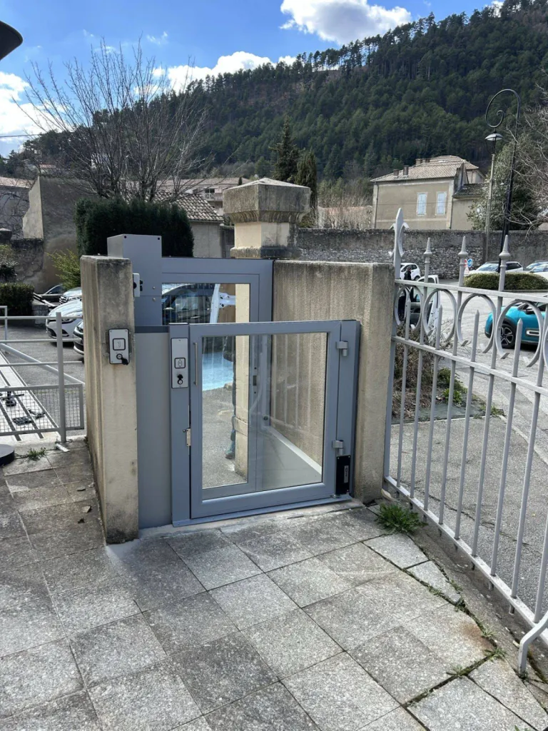 Sécurisation des accès avec plateforme verticale en extérieur dans un ERP à Sisteron