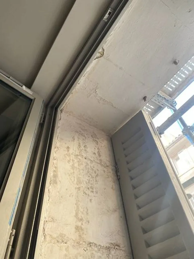 Rénovation d'embrasure de fenêtres d'un bâtiment ancien sur Marseille