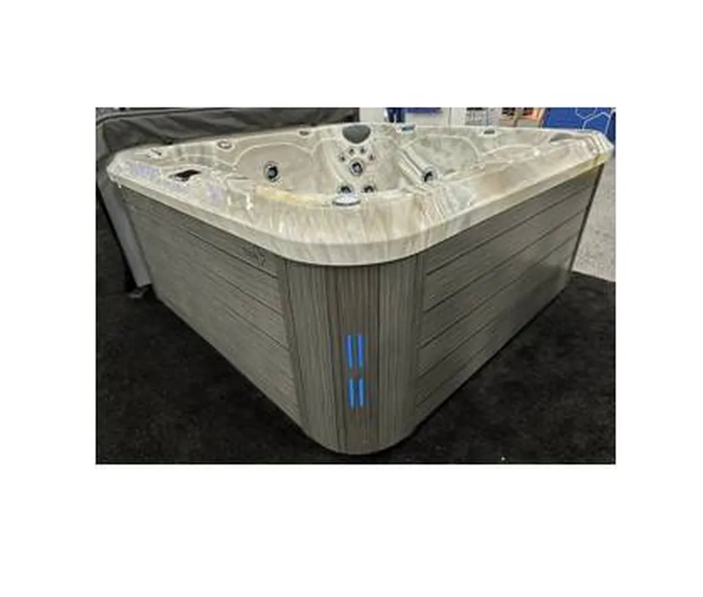 Découvrez le Maple Spa Terre-Neuve, 5 places, pour un confort inégalé et des moments de détente. - MCR Piscines et Spas - Vergèze