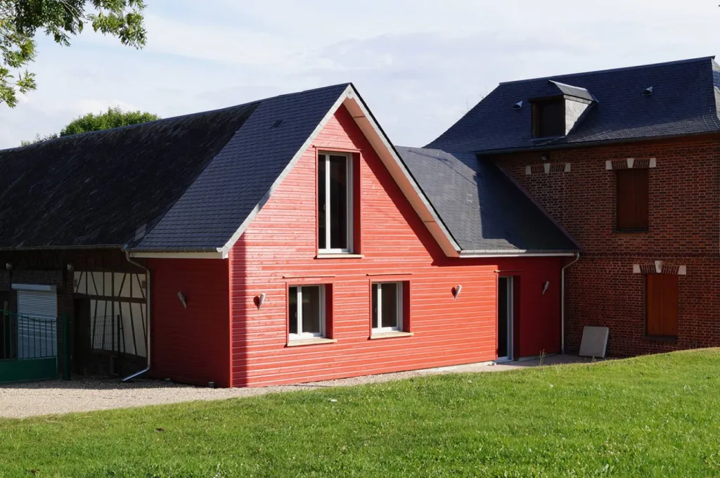 Construction d'une extension moderne en ossature bois reliant une maison ancienne en briques à un garage à Deauville proche Pont l'Evêque dans le Calvados 14