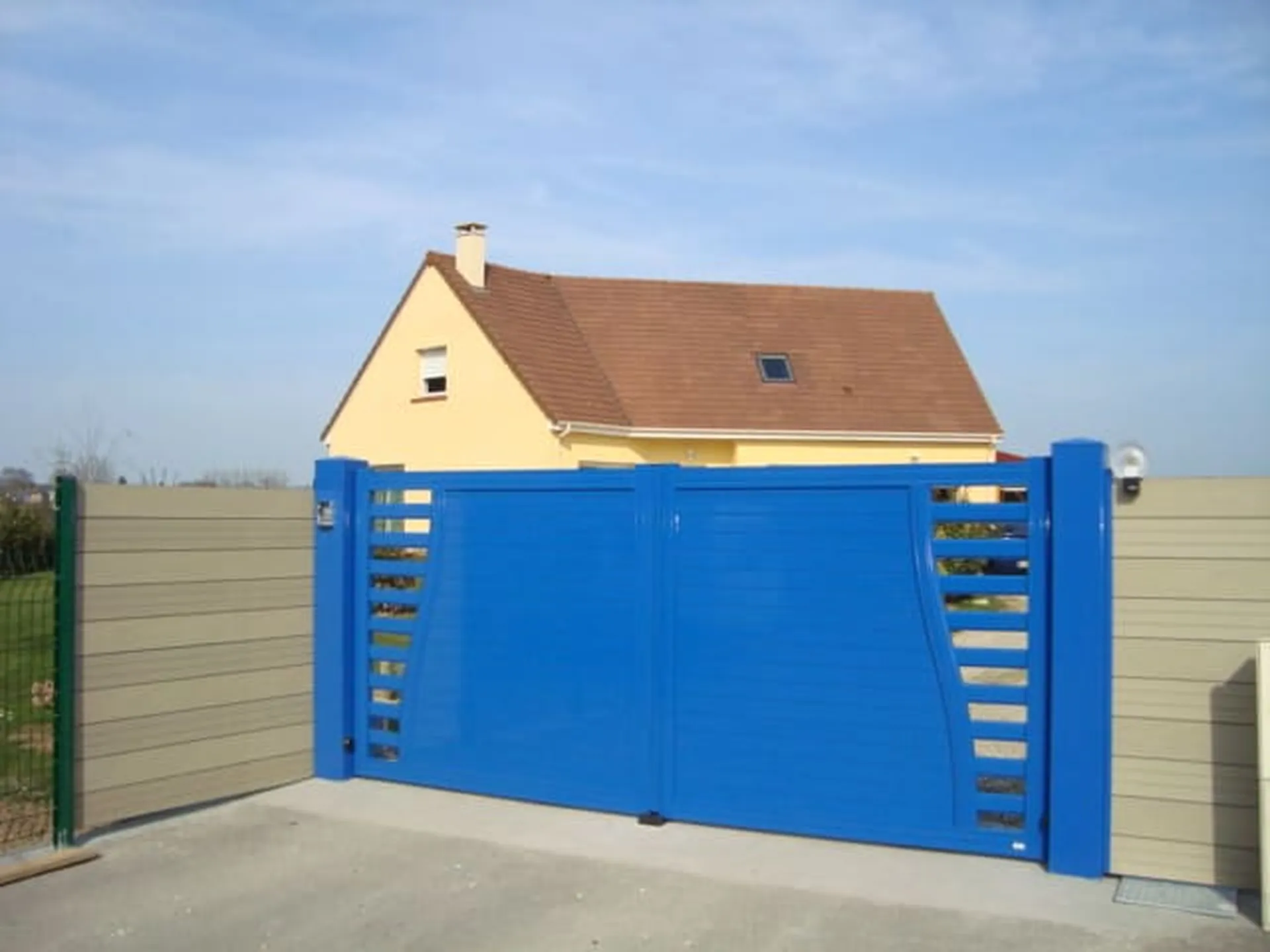 Pose de Portails en Aluminium Motorisés, Modèle Battant ou Coulissant Sur-Mesure à Pont-l'Évêque dans le Calvados 14 et Saint-André-d'Hébertot