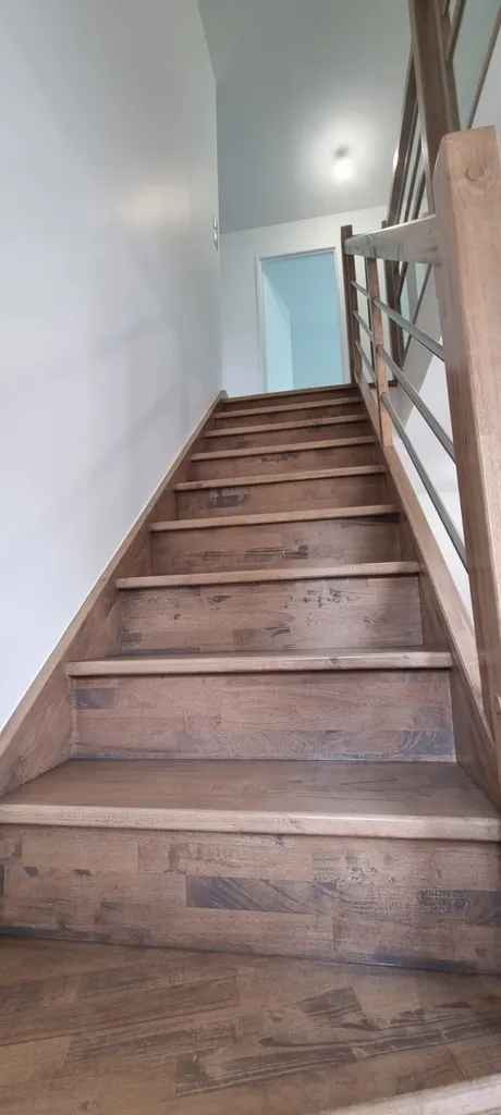 Chantier de peinture finition blanche veloutée au pistolet dans une maison avec quelques murs de couleur, peinture de sol, lasure teintée et vitrificateur dans l'Ouest Parisien(95).