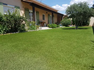 Pose de dalles d'herbes synthétique dans le Vaucluse