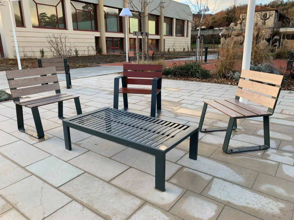 Ensemble de chaise mobilier urbain