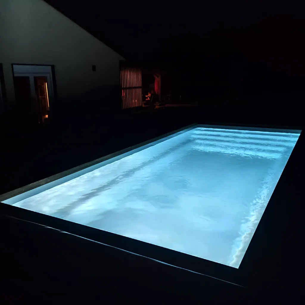 Piscine vue de nuit avec lumières