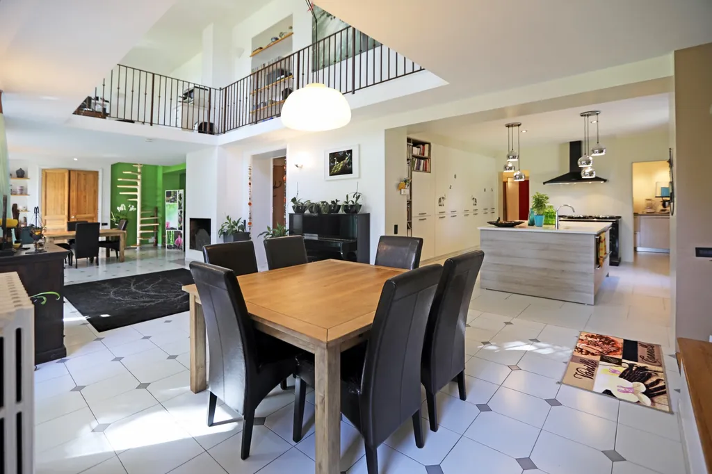 proche Avignon, bastide avec piscine et dépendances au coeur d'un superbe parc   