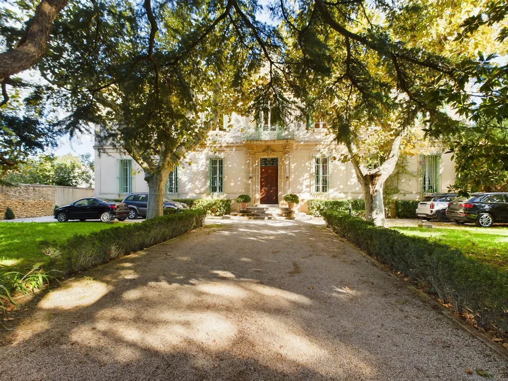 A vendre un joli hôtel particulier proche des Alpilles