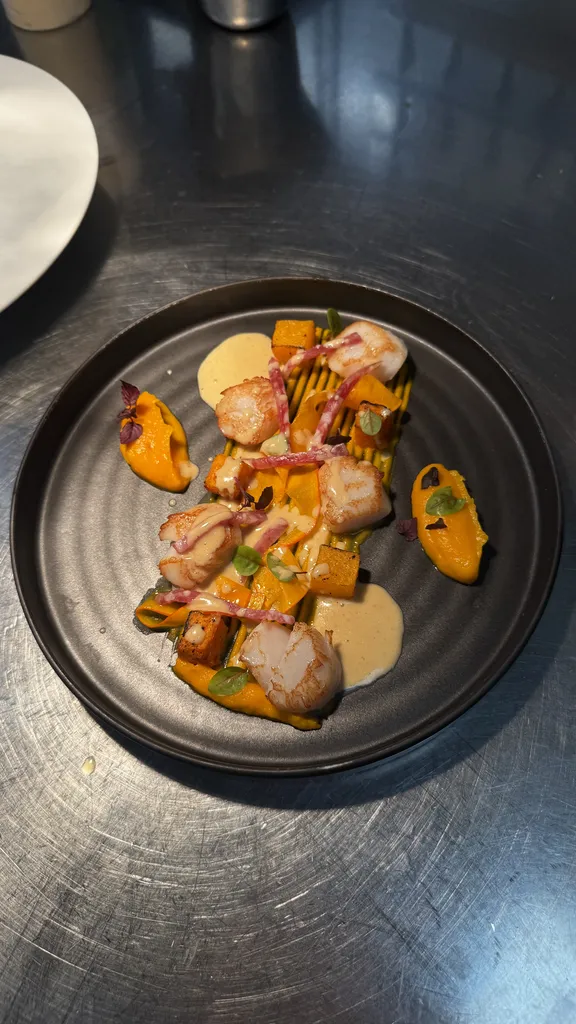 St Jacques snackées, déclinaison potimarron, butternut rôti, sauce luxuriante
