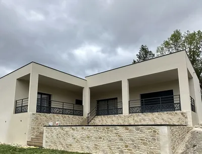 Ravalement de façade et enduit imitation pierre dans le gard et l'Hérault. Stoneo vous conseille et vous accompagne dans la réalisation de vos projets de façade.