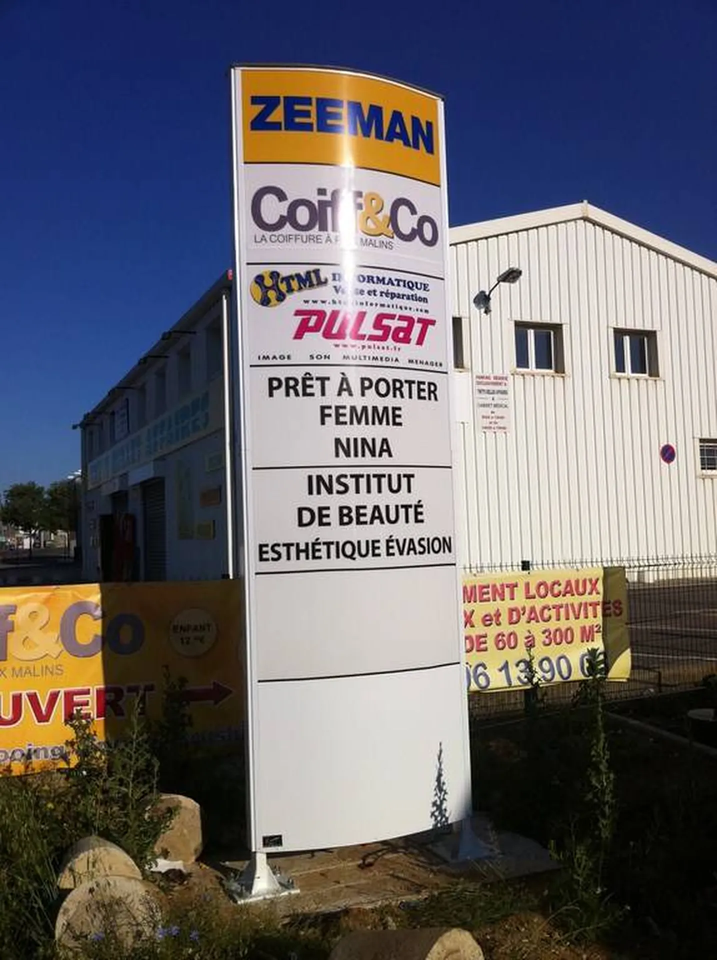 totem lumineux centre commercial plan de campagne