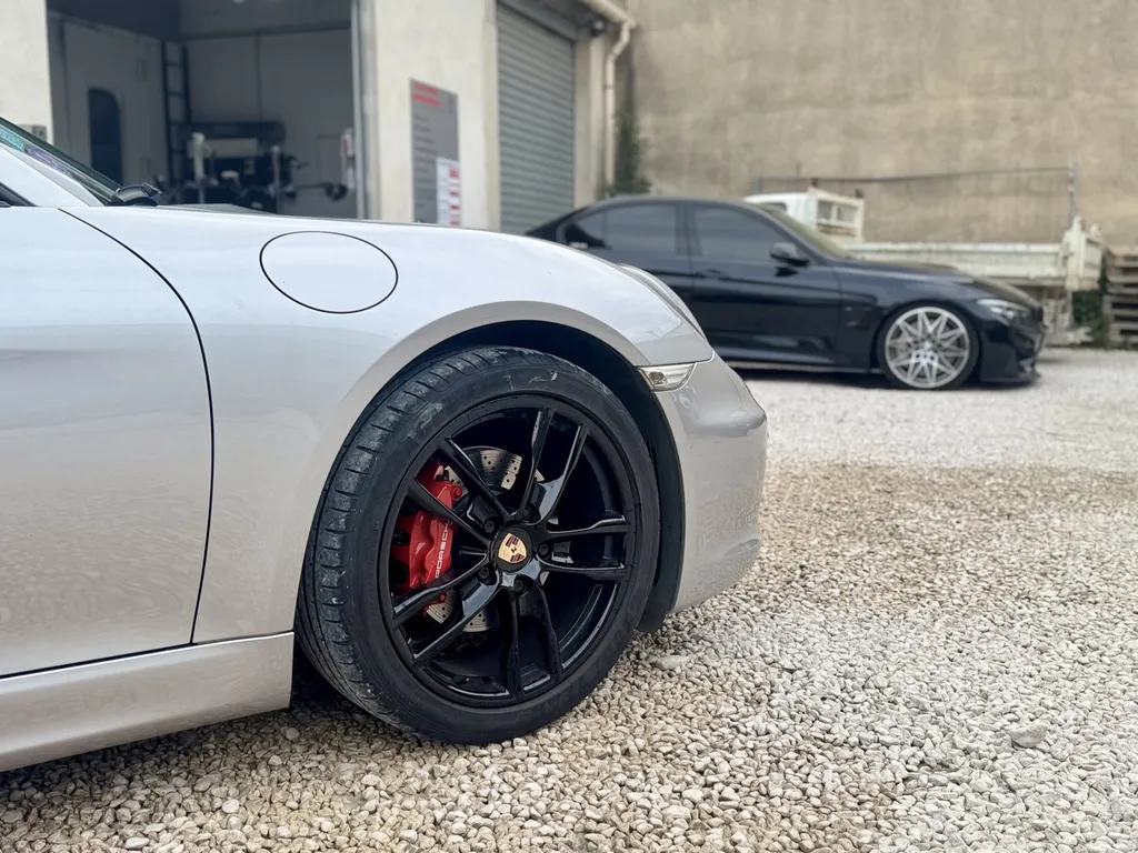 Réparation carrosserie sur une Porsche Boxster spécialiste dans la région de Marseille à Carnoux