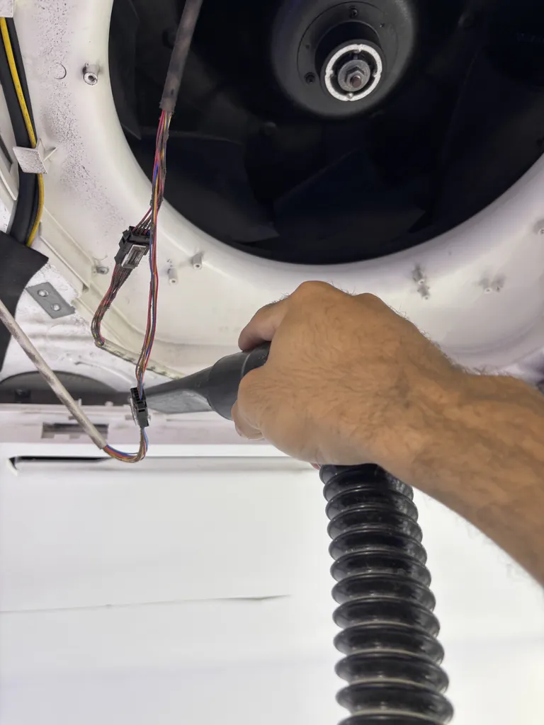 Entretien d’une climatisation Airwell à Gonesse : cassettes plafonnières d’une salle de mariage

