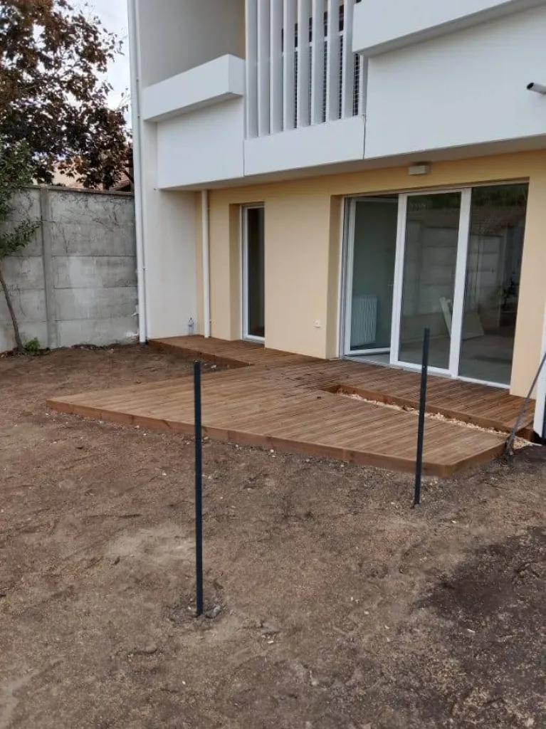 Terrasse en bois pour des appartements d'une résidence collective à Talence proche Bordeaux