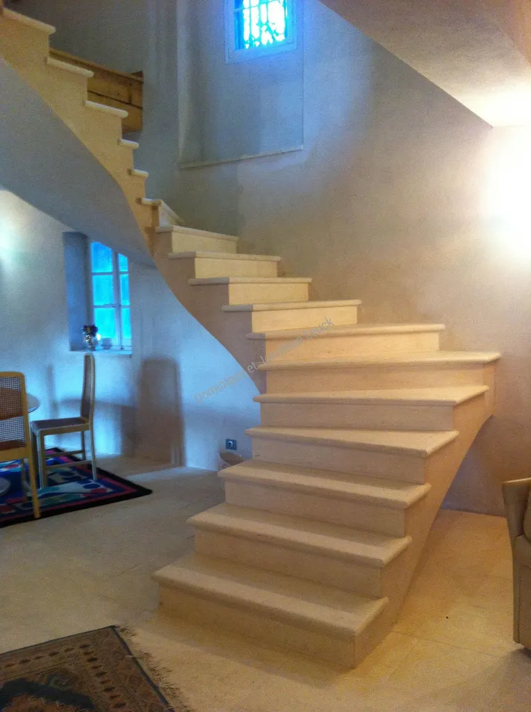 Escalier en placage en pierre d'Estaillades
