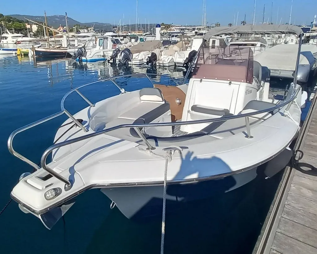 White Shark 240 CC à louer à Bandol