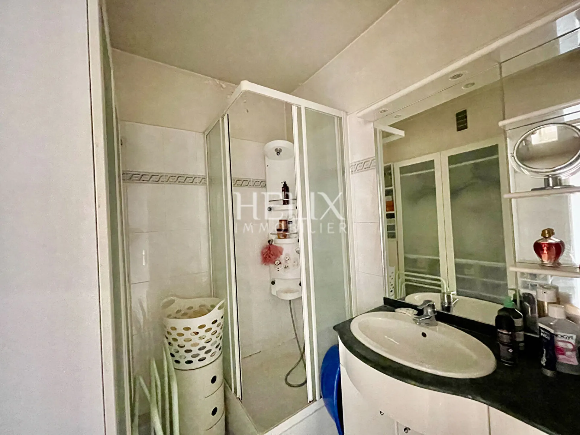 Chatou au dernier étage d'un immeuble en pierre de taille avec deux chambres et un parking couvert