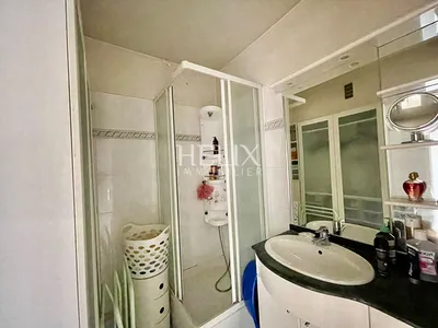 Chatou au dernier étage d'un immeuble en pierre de taille avec deux chambres et un parking couvert