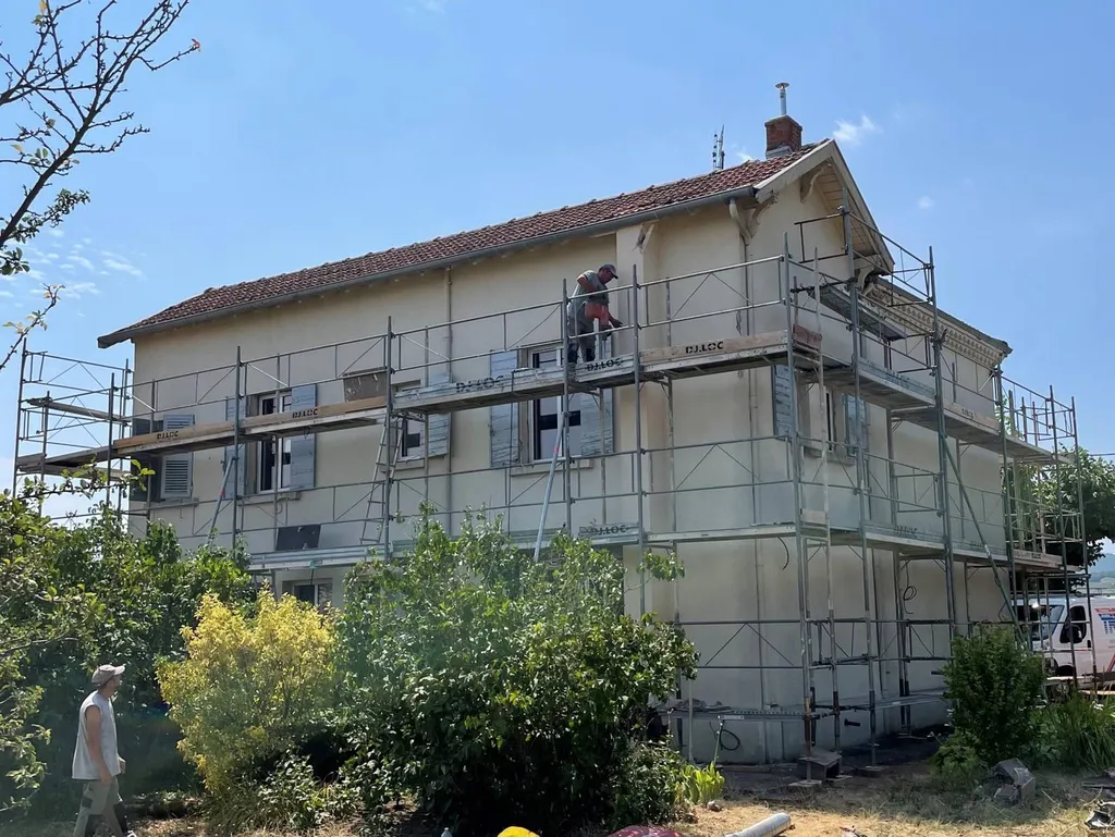 Dépose de la cheminée extérieure en applique sur la façade avant isolation par l'extérieur à Belleville en Beaujolais près de Villefranche sur Saône (69)