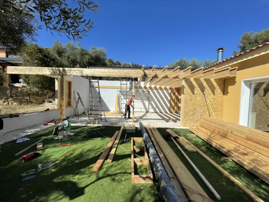 Agrandissement par extension d'une maison ossature bois à Six fours dans le var