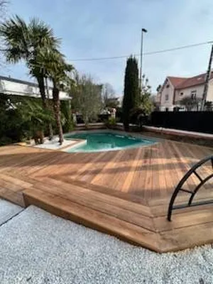 Terrasse en bois avec Muret et centrage de piscine à Toulouse