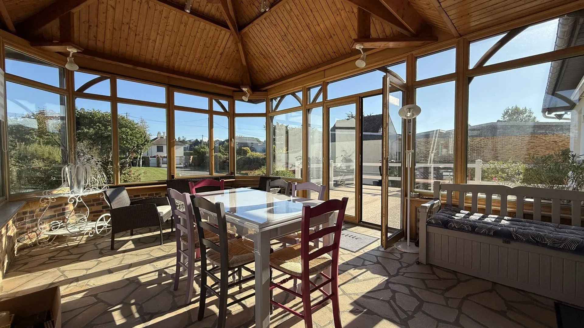 À vendre – maison avec logement indépendant Dieppe : idéal pour activité libérale, gîte ou investissement locatif.