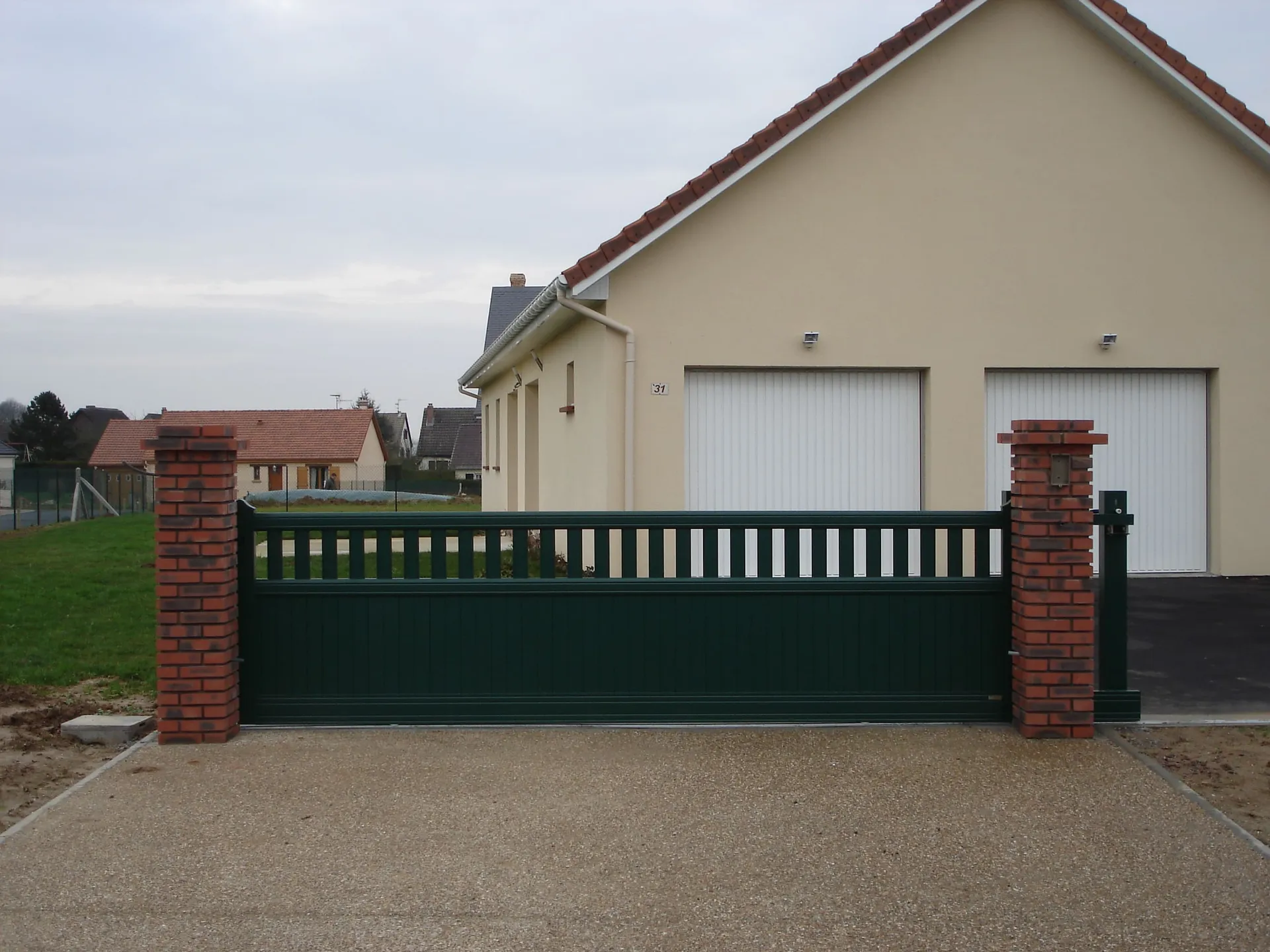 Installation de Portail en aluminium Coulissant Motorisé, Modèle Moderne Coloré Sur-Mesure à Bourgtheroulde dans l'Eure 27 et Bosroumois
