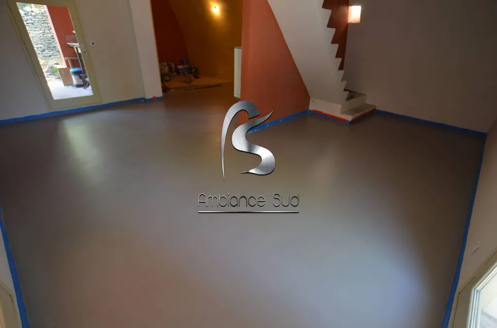 SOL EN BÉTON CIRÉ COULE AVEC UNE CHAPE MINCE FIBRE TEINTE A GORDE 84