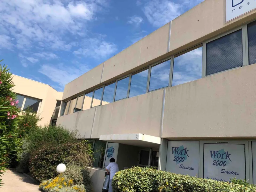 Pose de film thermique sur des bureaux à La Ciotat