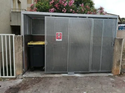 FABRICATION ET POSE ABRI CACHE POUBELLES EXTERIEUR REALISE SUR MESURE AVEC STRUCTURE METALLIQUE ET TOLES PERFOREES PORTES COULISSANTES POUR UN SYNDIC IMMOBILIER A MARTIGUES 13