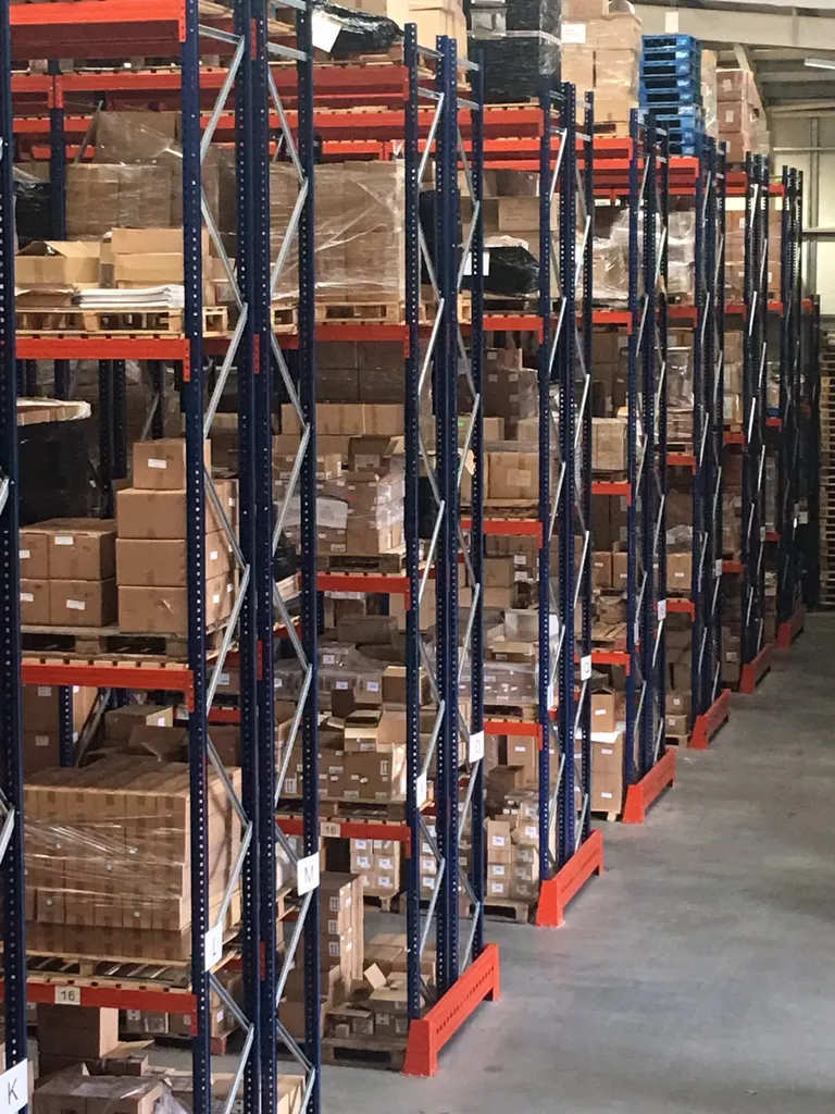 Installer un rack à palettes robuste pour le stockage lourd en entrepôt à Toulouse, Paris et en Occitanie