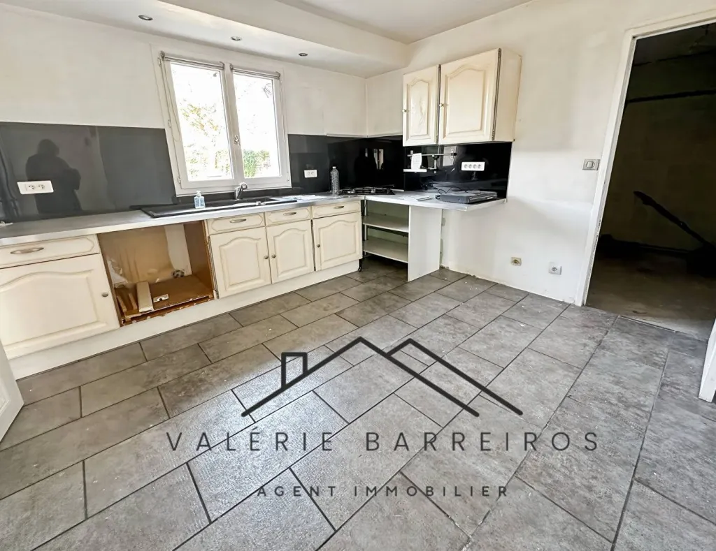 A acheter pavillon de 121 m² édifié sur un terrain de 370 m² sur la commune de CAUDEBEC LES ELBEUF 76320