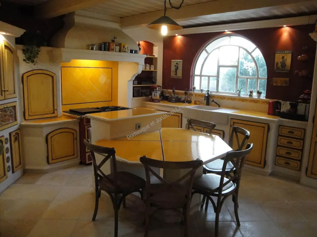 Cuisine en pierre blanche d'Estaillades