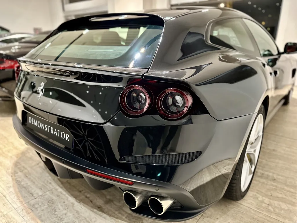 spécialiste du DETAILING sur Lyon de la protection PPF et du traitement céramique sur Ferrari 