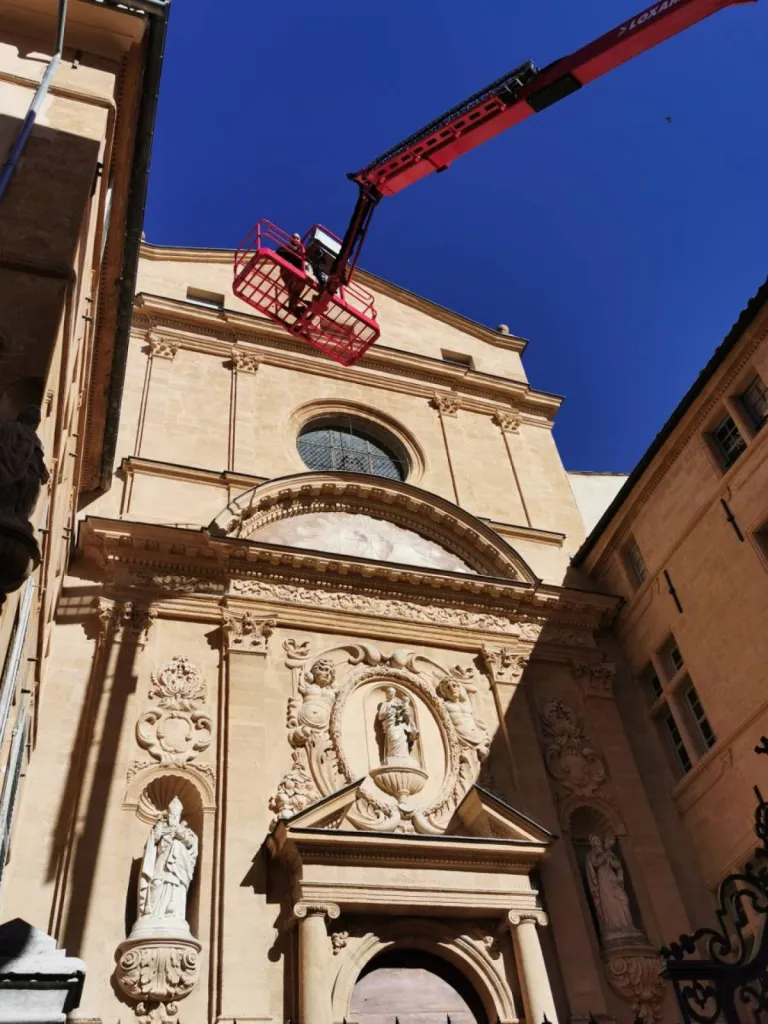 système anti pigeon sur l'église de la visitation à aix en provence 13100