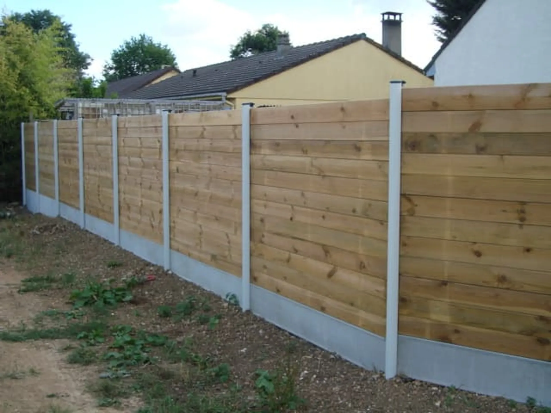 Pose de Clôture Occultante Mixte Acier et Bois, Modèle Résistant Esthétique à Deauville dans le Calvados 14 et Trouville-sur-Mer