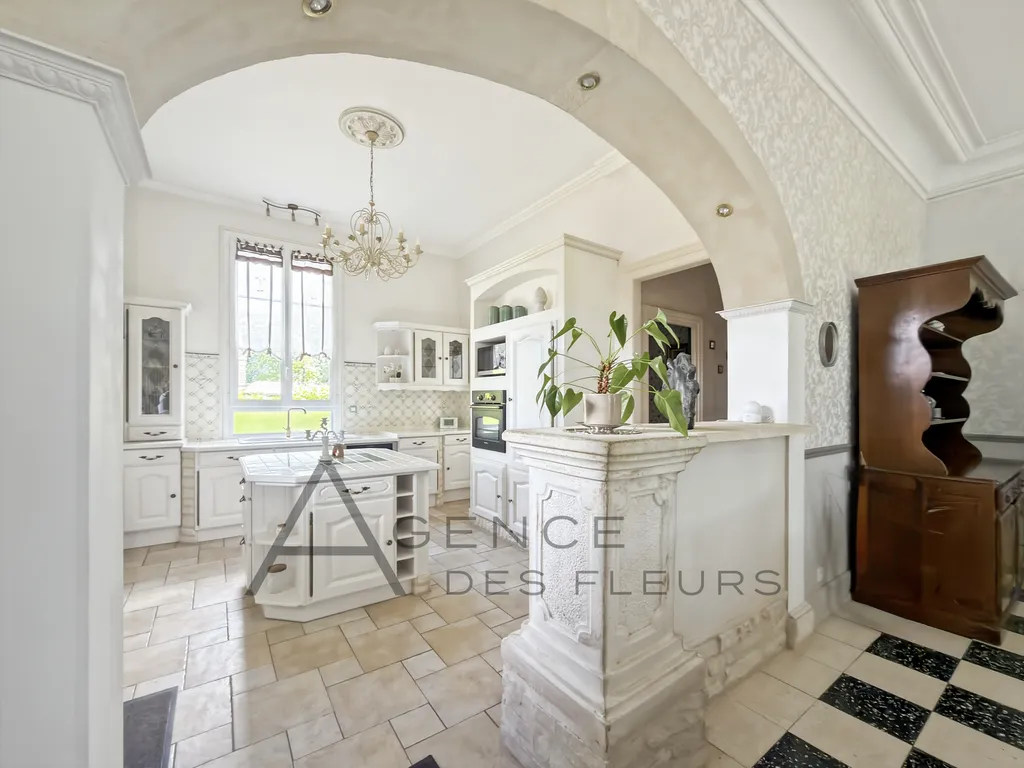À vendre, propriété d'exception de 265 m² sur un terrain de 5200 m² située à LA SAUSSAYE 27370